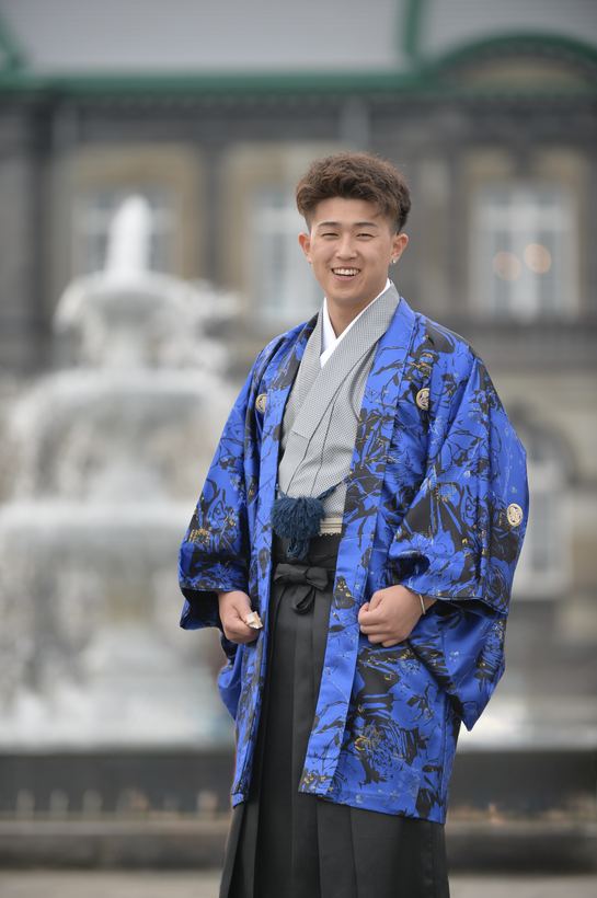 噴水の前に立つ羽織姿