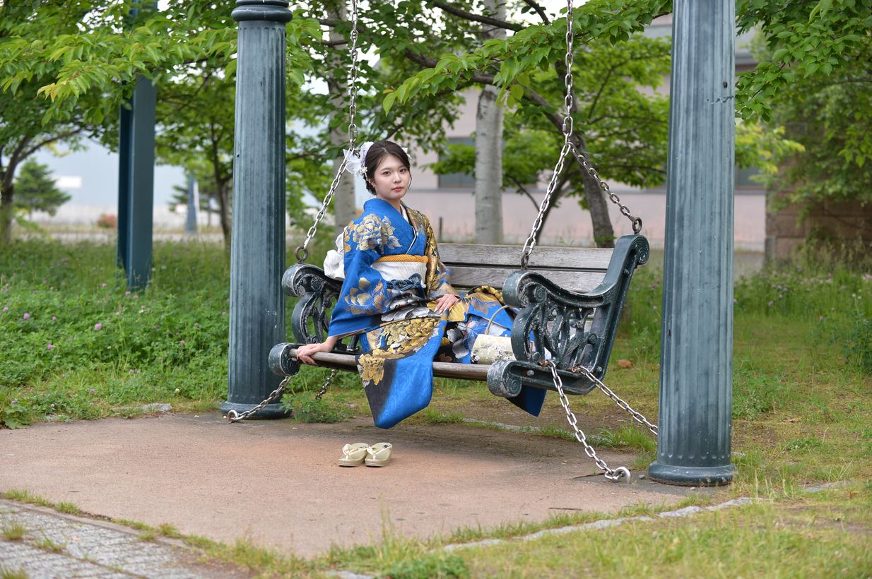 公園のベンチブランコに腰かけて