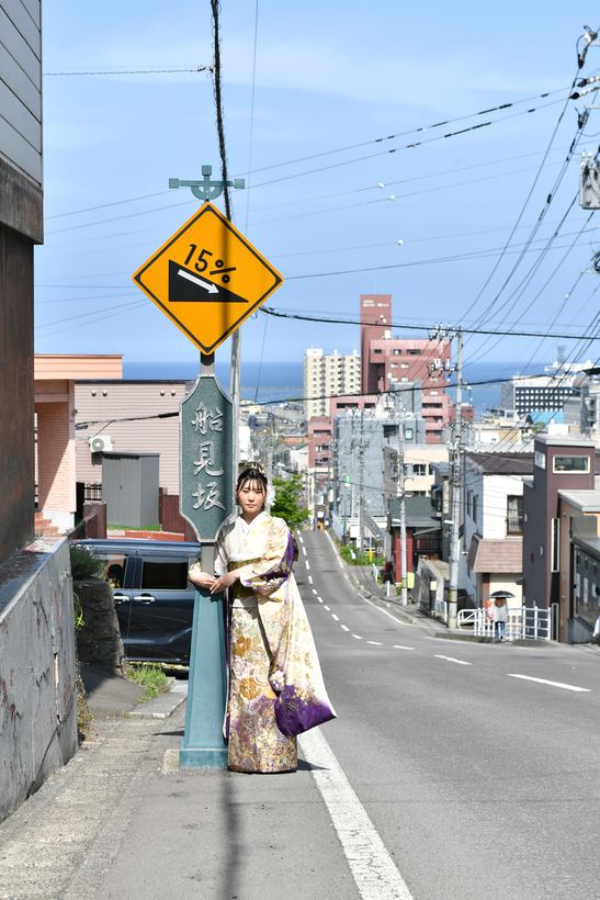 標識の立つ坂道を下る