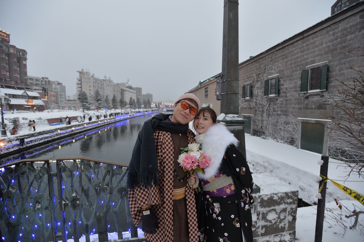 雪の運河を歩くふたり