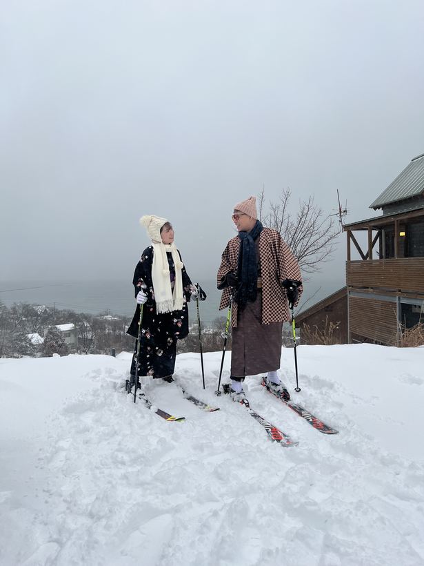 雪山にスキーと和装で